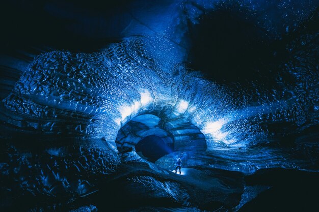 Persona dentro de la cueva