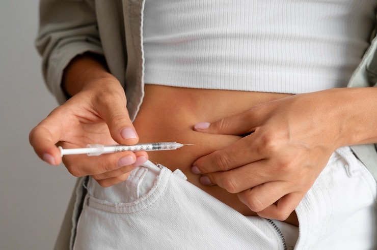 Foto gratuito persona diabética comprobando su nivel de glucosa