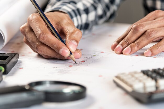 Persona dibujando un plano de una casa