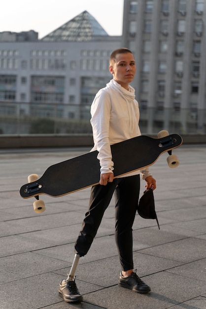 Foto gratuita persona discapacitada con patineta al aire libre