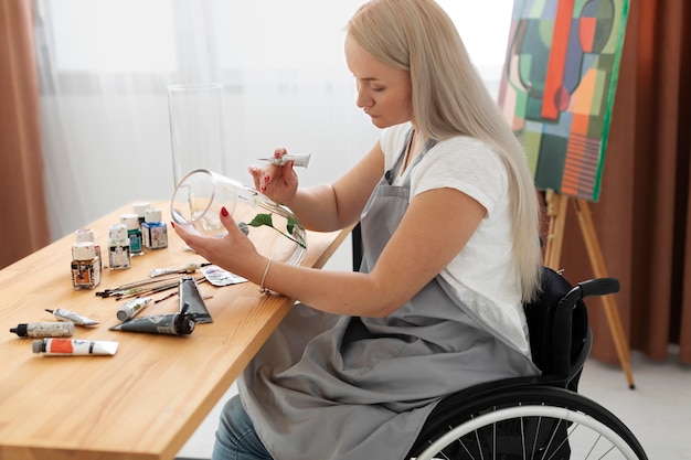 Persona discapacitada en pintura en silla de ruedas