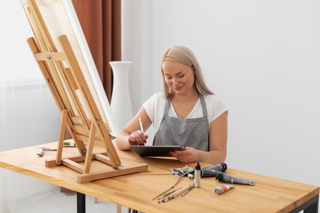 Persona discapacitada en pintura en silla de ruedas