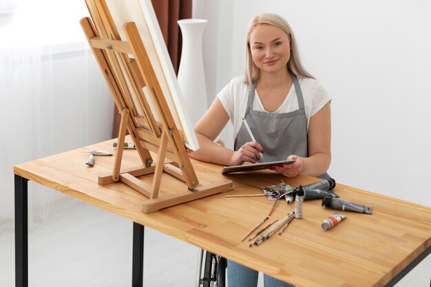 Persona discapacitada en pintura en silla de ruedas