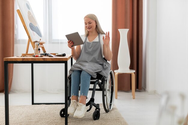 Persona discapacitada en pintura en silla de ruedas