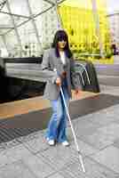 Foto gratuita persona discapacitada que viaja en la ciudad