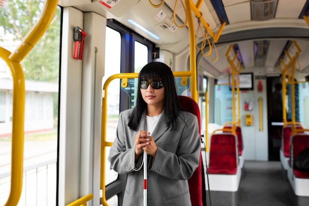 Foto gratuita persona discapacitada que viaja en la ciudad