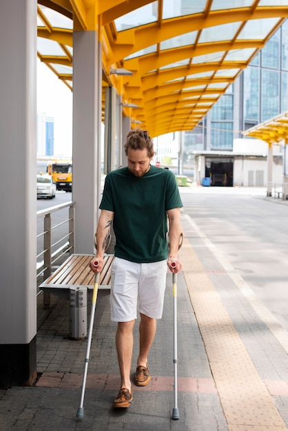 Foto gratuita persona discapacitada que viaja en la ciudad