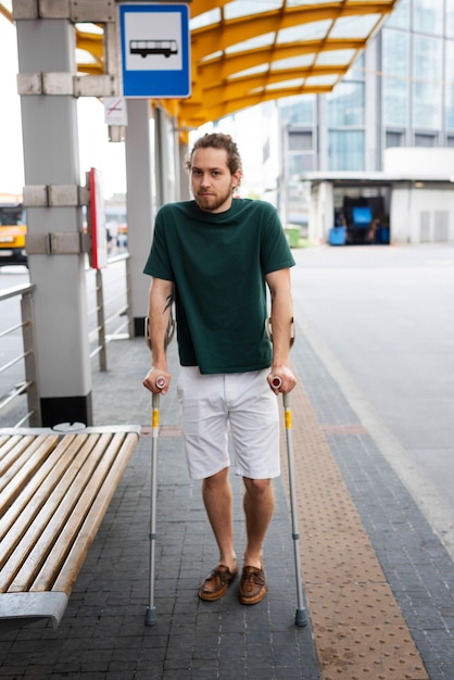 Foto gratuita persona discapacitada que viaja en la ciudad