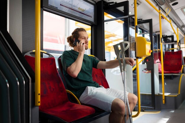 Persona discapacitada que viaja en la ciudad