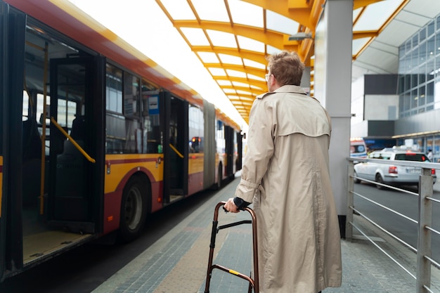 Persona discapacitada que viaja en la ciudad