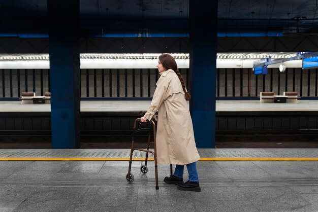 Persona discapacitada que viaja en la ciudad