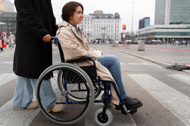 Persona discapacitada que viaja en la ciudad