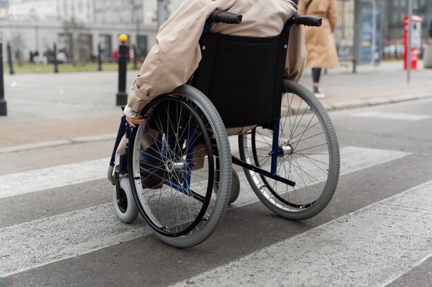 Persona discapacitada que viaja en la ciudad