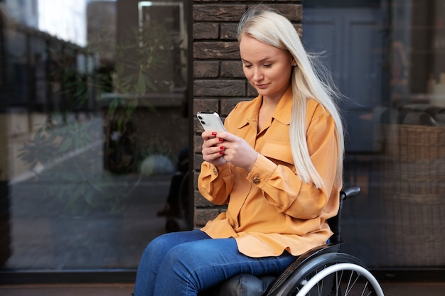 Foto gratuita persona discapacitada en silla de ruedas en la calle