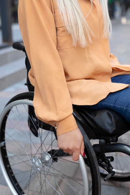 Persona discapacitada en silla de ruedas en la calle