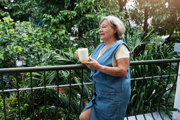 Persona disfrutando del café por la mañana