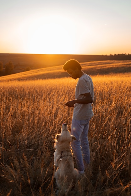 Foto gratuita persona disfrutando del cálido y nostálgico atardecer