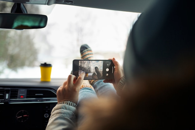 Persona divirtiéndose en el coche.