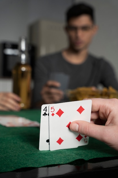 Foto gratuita persona divirtiéndose mientras juega al póquer con amigos.