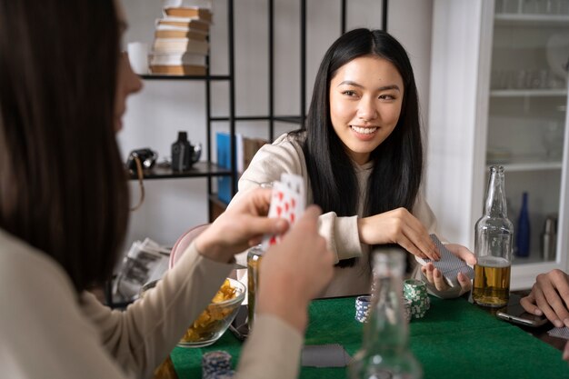 Persona divirtiéndose mientras juega al póquer con amigos.
