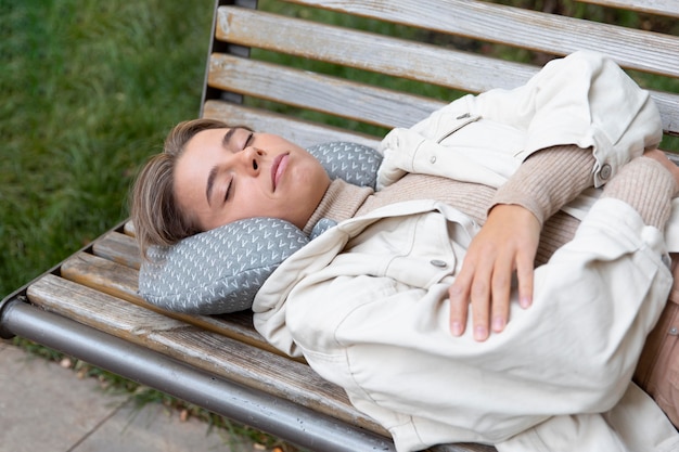 Foto gratuita persona durmiendo tomando una siesta