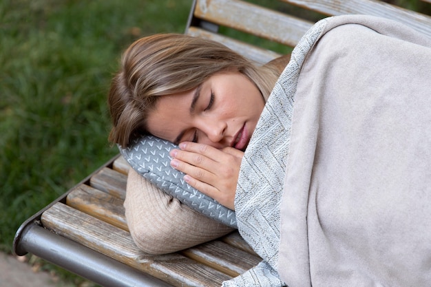 Foto gratuita persona durmiendo tomando una siesta