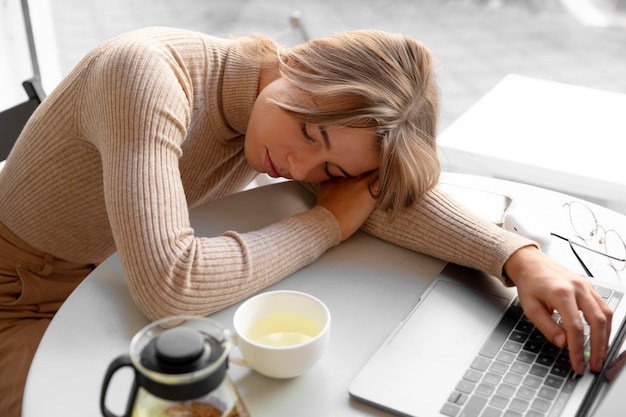 Foto gratuita persona durmiendo tomando una siesta