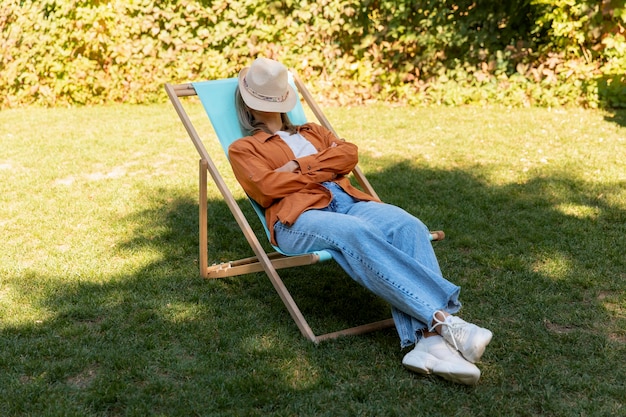 Foto gratuita persona durmiendo tomando una siesta