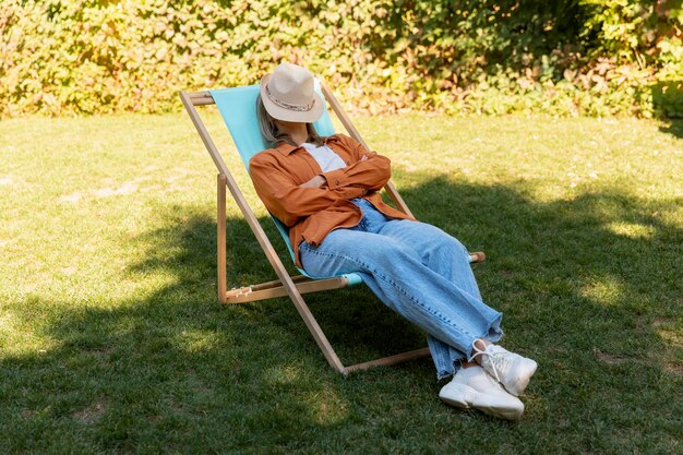 Persona durmiendo tomando una siesta