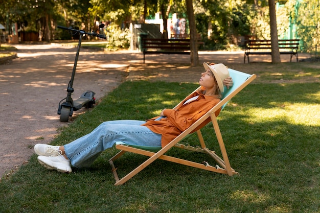 Foto gratuita persona durmiendo tomando una siesta