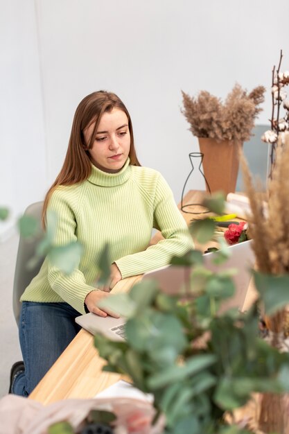 Persona emprendedora de pequeñas empresas que se queda en el escritorio de la oficina