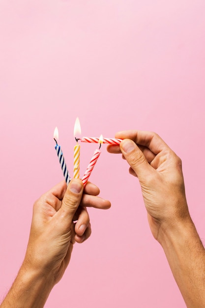 Persona encendiendo velas de cumpleaños