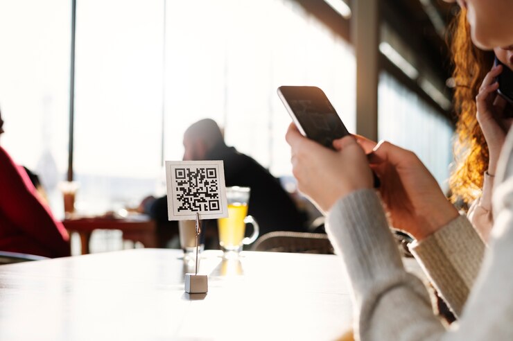 Foto gratuito persona escaneando código qr
