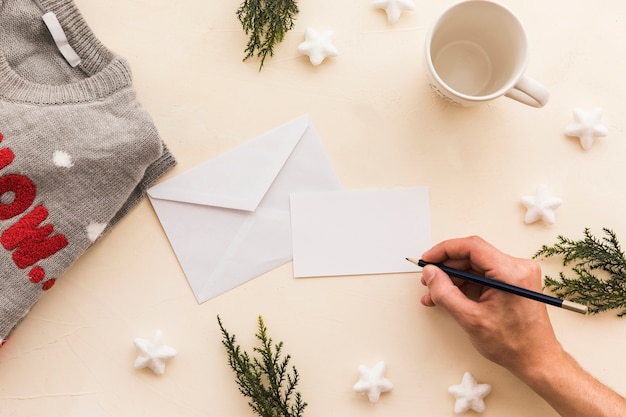 Foto gratuita persona escribiendo en papel en la mesa