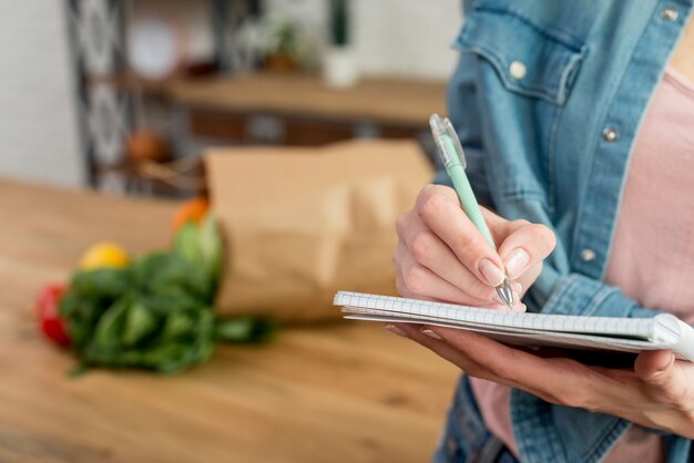 Persona escribiendo recenta en el cuaderno