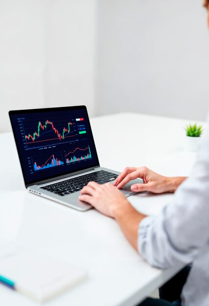 Una persona está trabajando en una computadora portátil con un gráfico que muestra el gráfico del gráfico.
