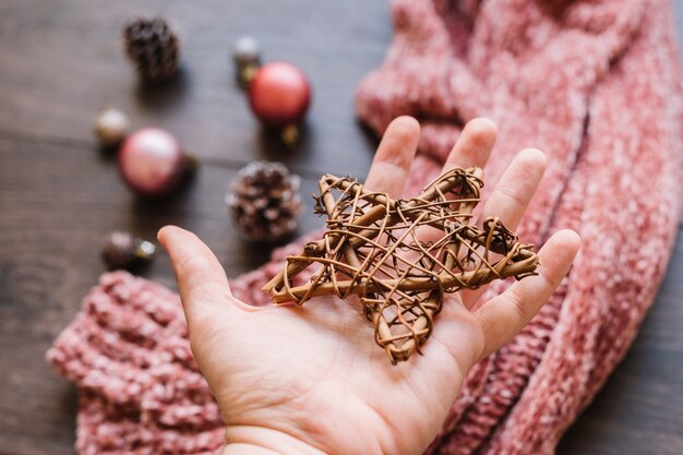 Persona con estrella de madera en la mano