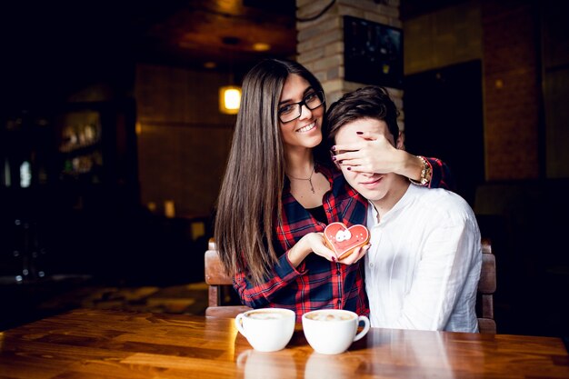 Persona feliz del café del día de San Valentín del té