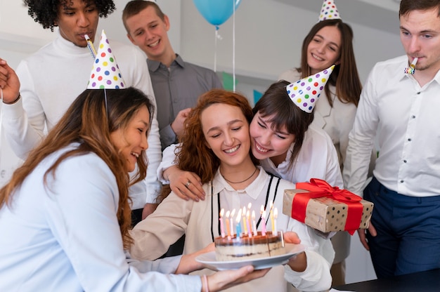 Persona feliz celebrando en el trabajo de cerca