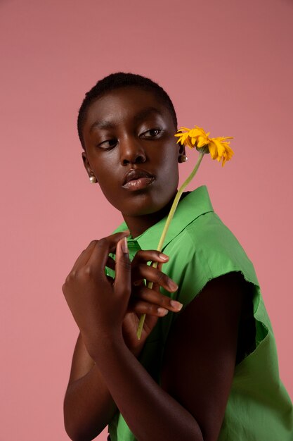 Persona fluida de género africano posando en una camisa verde