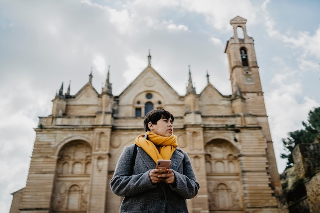 Persona frente a una catedral