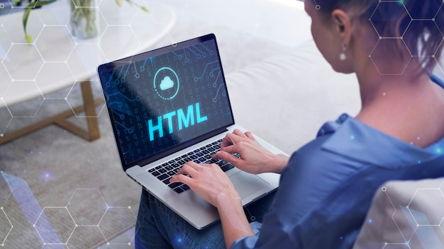 Persona frente a la computadora trabajando en html