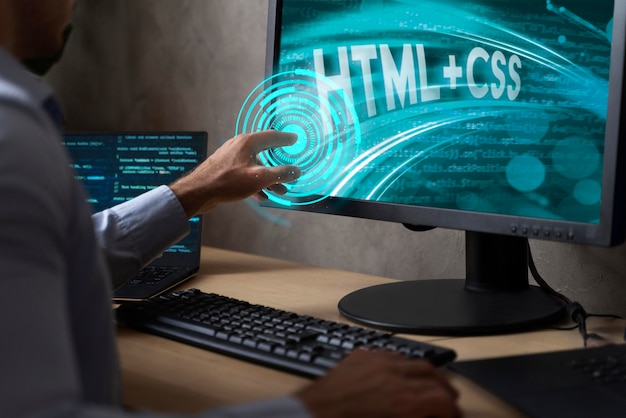 Persona frente a la computadora trabajando en html