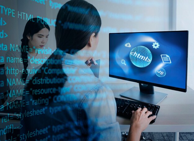 Persona frente a la computadora trabajando en html