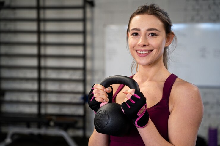 Foto gratuito persona en el gimnasio deportivo usando pesas rusas