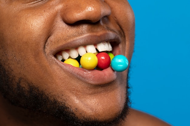 Foto gratuita persona con gominolas en la boca