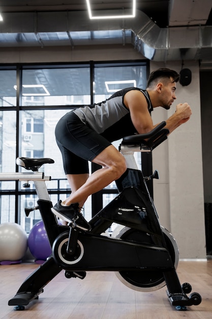 Persona haciendo ciclismo indoor