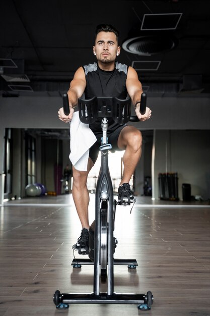 Persona haciendo ciclismo indoor