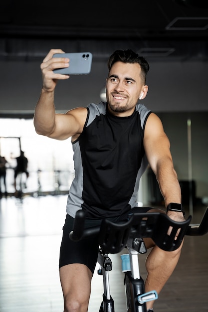 Persona haciendo ciclismo indoor