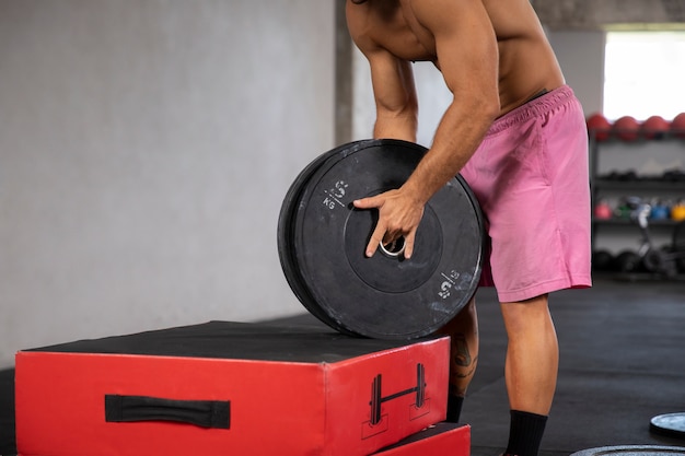 Foto gratuita persona haciendo entrenamiento crossfit